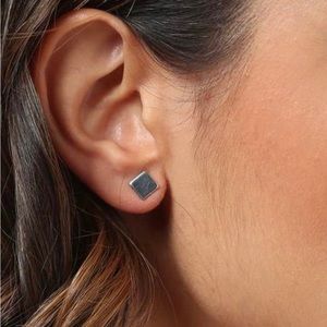 Korean Hei Diao Fashion Green Stone Earrings in Gold Tone Setting NIB + Gift Box